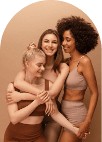 Mujeres sonrientes mostrando libertad